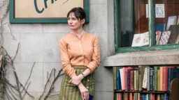 På tv ikväll: Bländande feelgood i kvällens kostymdrama från 2017