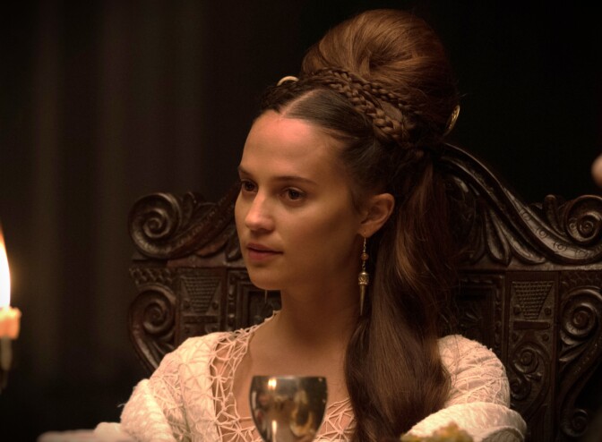 Drömlik fantasy med Alicia Vikander i dubbla roller – nu på Viaplay