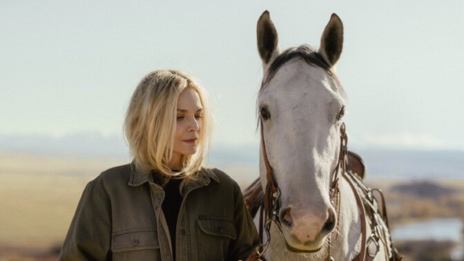 Michelle Pfeiffer och en vit häst.