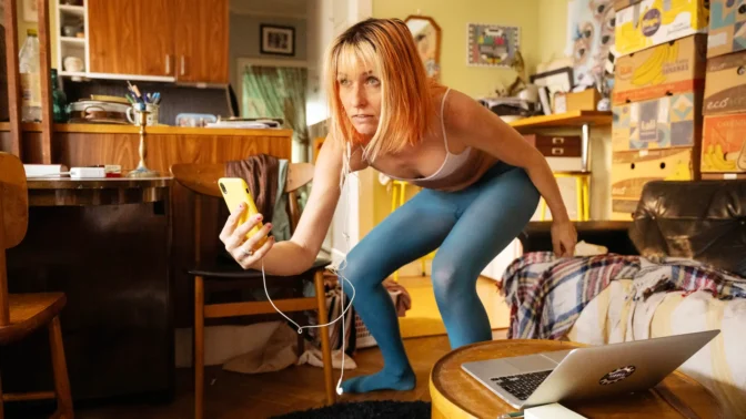 Jag undrar om hon har fått se trailern ännu?