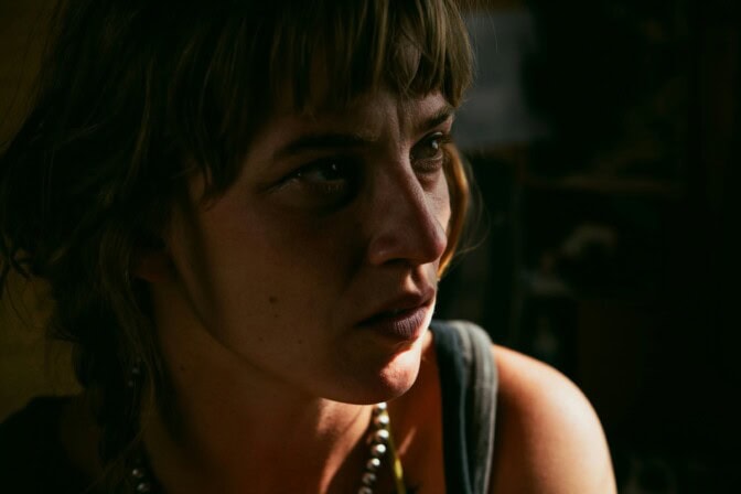 Närbild på en kvinna.