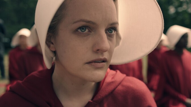 Elisabeth Moss i "The Handmaid's Tale"
