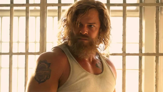 Alan Ritchson är ute efter hämnd i sommar – se trailern för “Motor City”