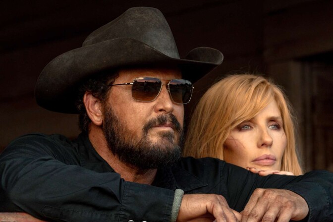 Cole Hauser och Kelly Reilly i "Dutton Ranch". Jag vet inte om kombon cowboyhatt + solbrillor är fullt lika cool som alla involverade sannolikt tycker att den är.