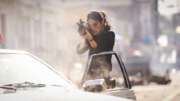 Alicia Vikander överraskar i en ”helgalen monsterfilm” – se trailern här