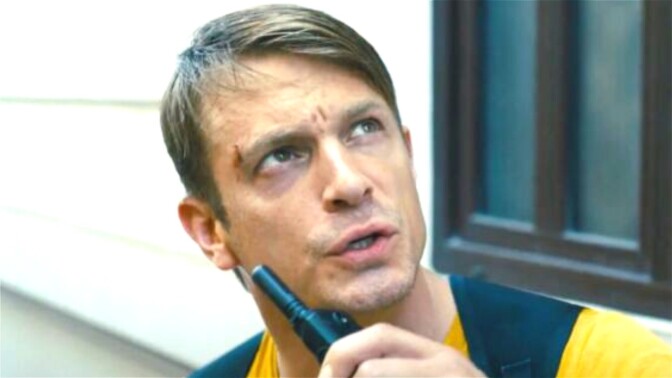 På TV ikväll: Joel Kinnaman briljerar i ”hysteriskt underhållande actionfest”