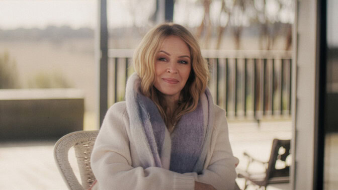 Kylie Minogue i mysig hemmamiljö.