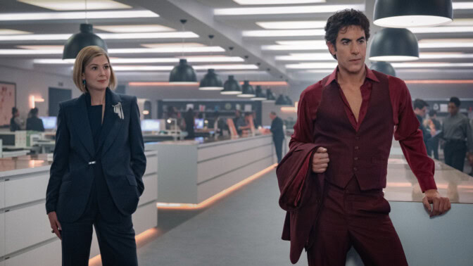 Sacha Baron Cohen och Rosamund Pike.