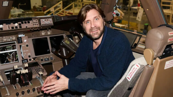 Ruben Östlund spelar in ny scen till sin nya flygplanskomedi- ”fick en riktigt bra idé”