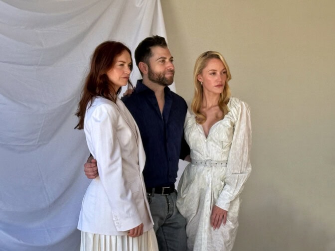 Ruth Wilson bredvid en man och en annan kvinna.