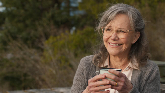 Svensk mormor inspirerade Sally Field i helgens feelgood – nu hos Netflix