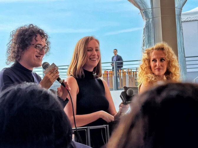 Jane Schoenburg, Hannah Einbinder och Gillian Anderson.