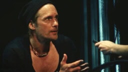 Digitalpremiär för elak Alexander Skarsgård i fejkad dokumentär: ”En ny nivå av ondska”
