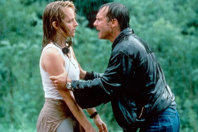 Helen Hunt och Bill Paxton ute i regnet.