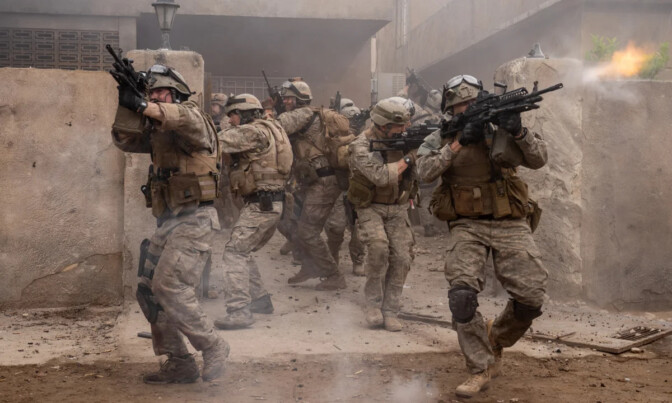 Bild ur filmen "Warfare", som bortsett från temat "amerikanska soldater i Mellanöstern" inte har någonting med Bays nya film att göra.