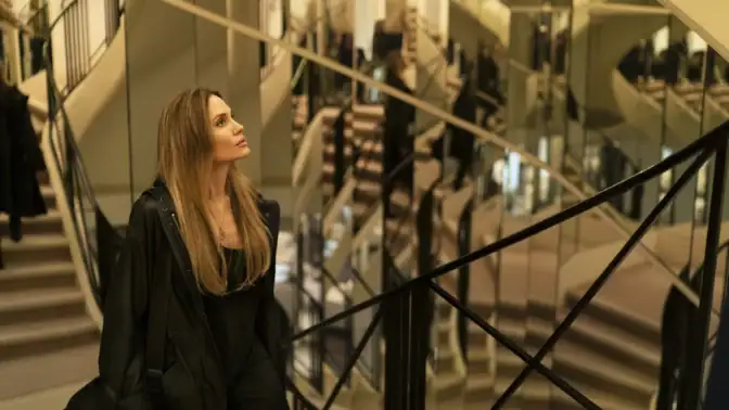 Angelina Jolie spelar en filmregissör vars liv vänds upp och ner under Paris modevecka.