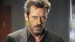 Hon sågade ”House” i sociala medier – fick syrligt svar av Hugh Laurie