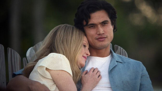 Charles Melton håller ena armen om Julianne More i filmen "May December".