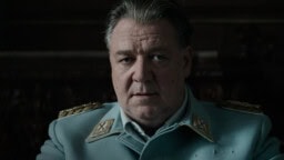 Russell Crowe briljerar i mörka krigsdramat som är 1:a på HBO Max just nu