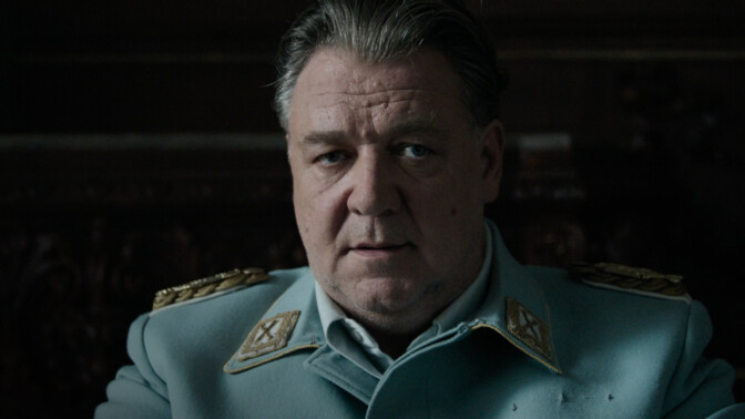 Russell Crowe briljerar i mörka krigsdramat som är 1:a på HBO Max just nu