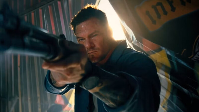 Alan Ritchson är stentuff i trailern för intensiva actionrullen ”Runner” – med en knäpp premiss