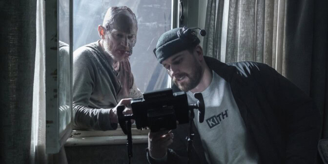 Sébastien Vaniček med en av filmens många Deadites.