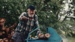 Första teasern till ”Arne Goes to Space” är störtskön – Rolf Lassgård: ”Det är kaffe nu!”