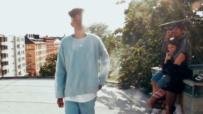 Unga Philip, Jasmine och deras vänner blir filmade under fem händelserika år. 