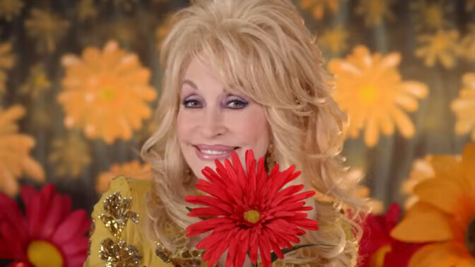 Dolly Parton i musikvideon till låten "Home", från 2014.