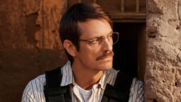 Joel Kinnaman vs Saddam Hussein i ny thrillerserie – se trailern här