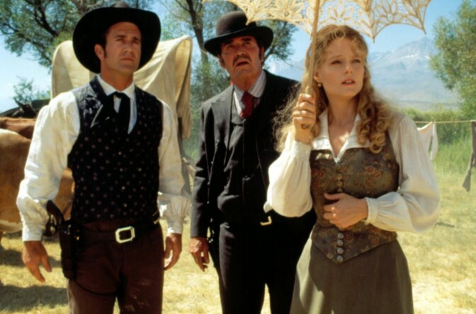 På tv ikväll: Mel Gibson blåser liv i westerngenren med en skön komedi från 1994