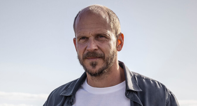 Allt vi vet om ”Steget efter” – Gustaf Skarsgårds nya Wallander
