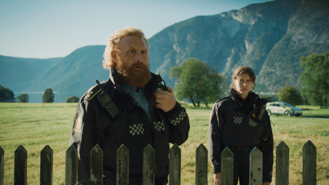 Kristofer Hivju och Elli Harboe i norska "Döden vid fjorden".