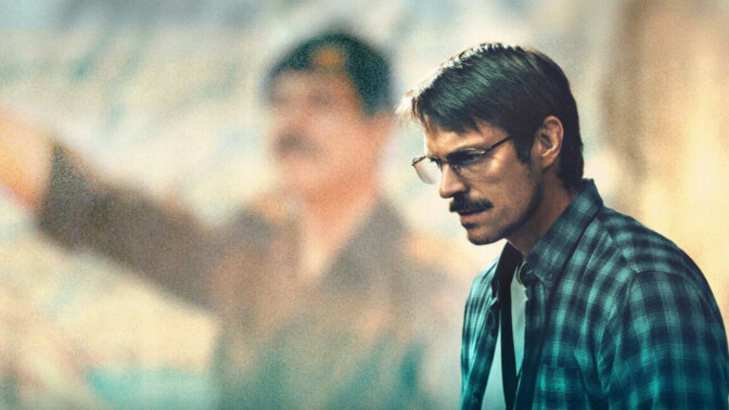 Joel Kinnaman och hans nördiga mustasch.
