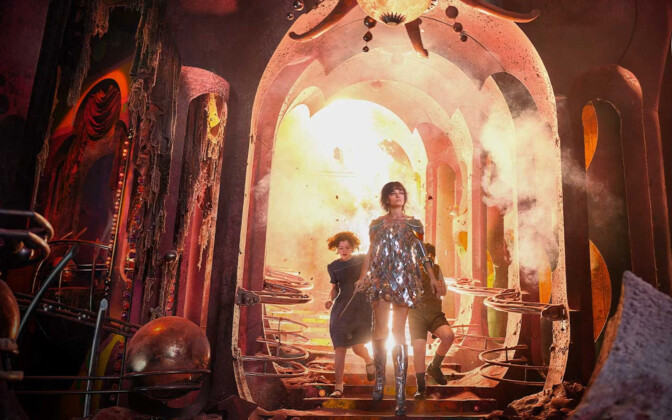 Spana in första bilden från Greta Gerwigs ”Narnia” – inspirerad av David Bowie