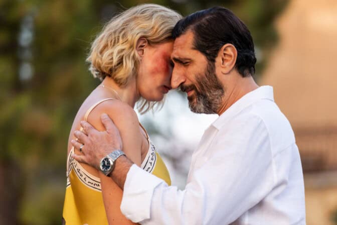 Fares Fares och Frida Gustavsson spelar ett par som gör ett husbyte med... helt fel människor.