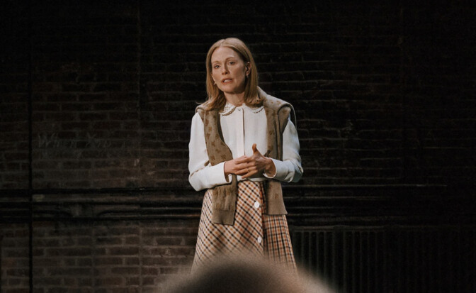Underbar teatersatir med en fantastisk Julianne Moore