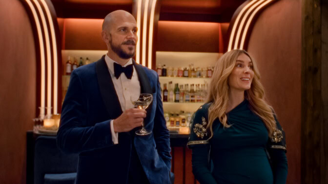 Gustaf Skarsgård och Aliette Opheim håller masken i "Stormen".