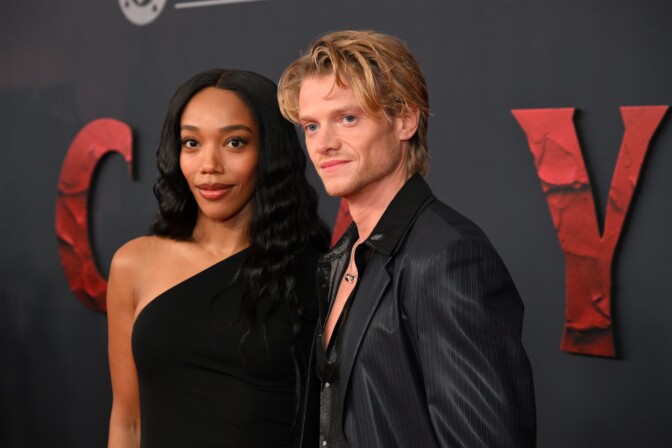 Tom Rhys Harries och Naomi Ackie på "Clayface"-premiär.